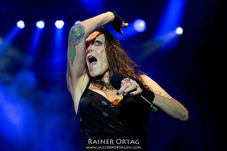 Beth Hart erstaunt beim Winterbach Zeltspektakel 2026