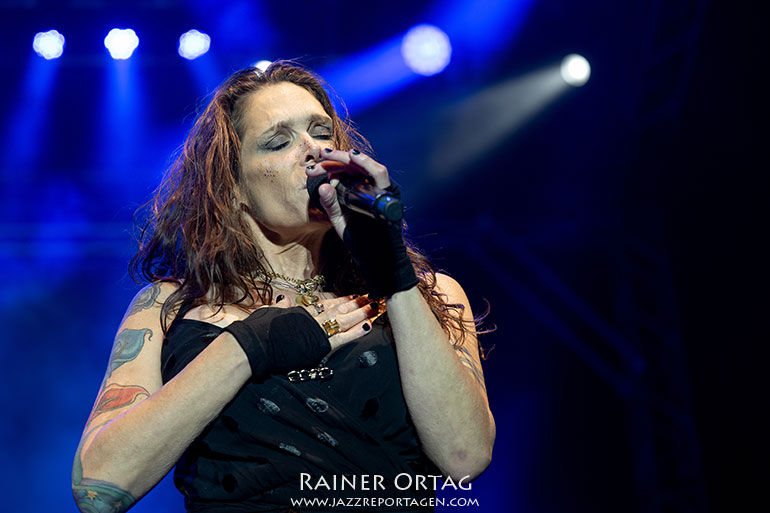 Beth Hart innig singend beim Winterbach Zeltspektakel 2026