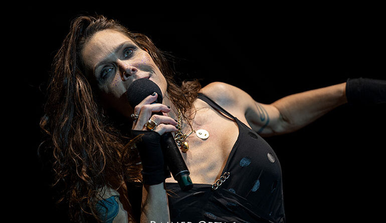 Beth Hart strahlt beim Winterbach Zeltspektakel 2026