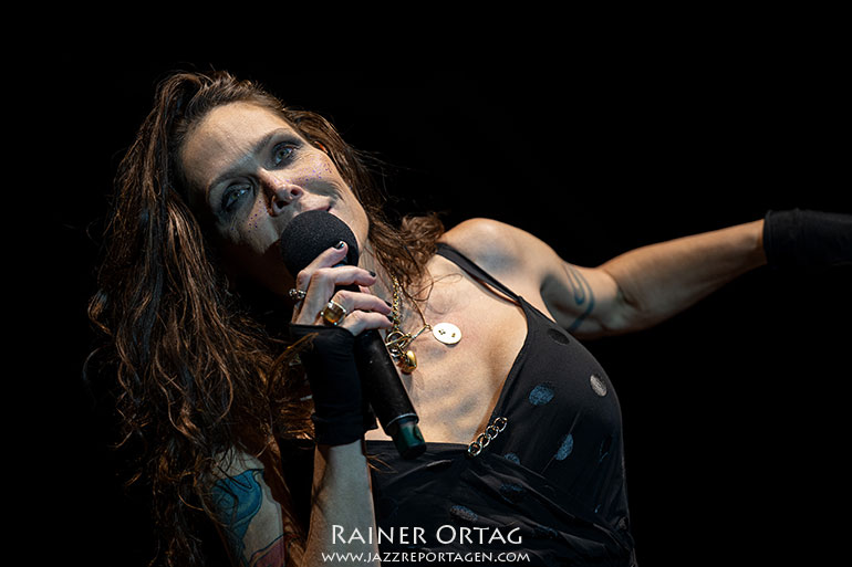 Beth Hart strahlt beim Winterbach Zeltspektakel 2026