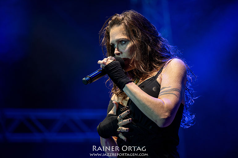 Beth Hart singt beim Winterbach Zeltspektakel 2026