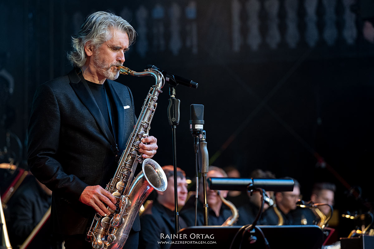 Curtis Stigers mit der SWR Big Band bei den jazz open stuttgart 2026 Curtis Stigers spielt Saxophon in Alten Schloss den jazz open stuttgart 2026
