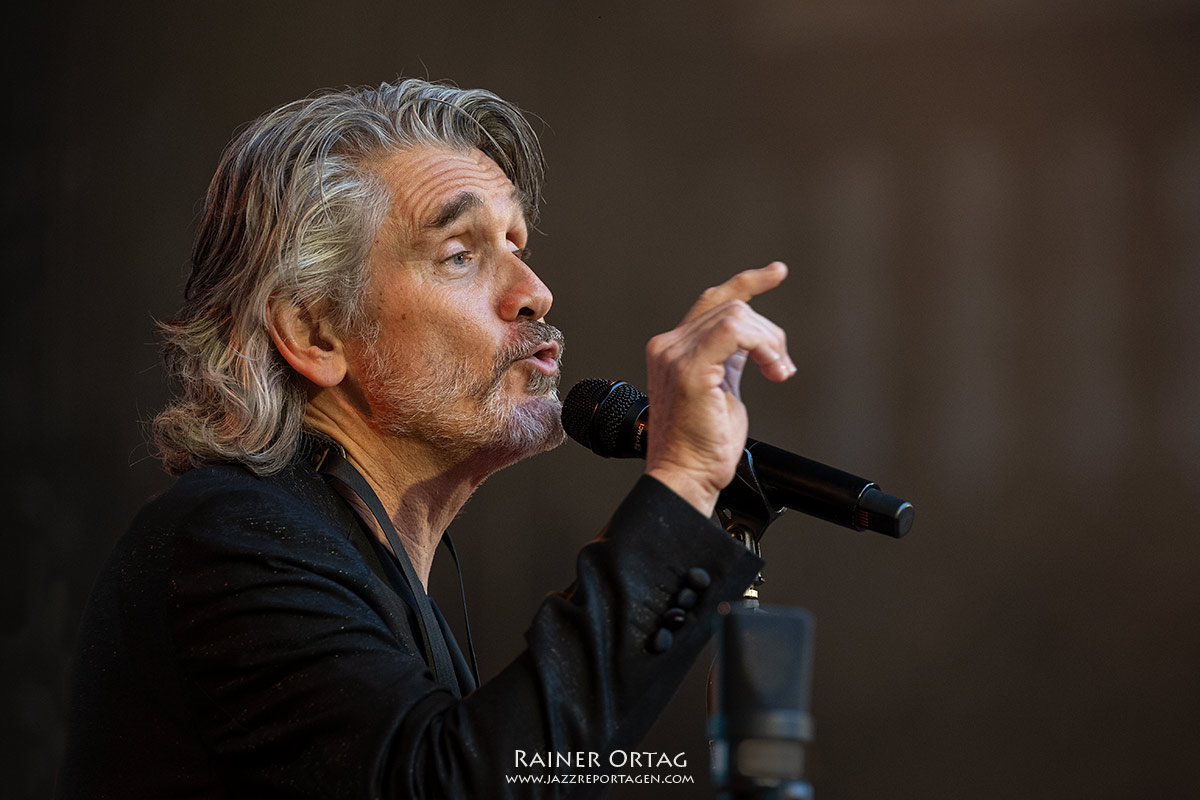 Curtis Stigers mit der SWR Big Band bei den jazz open stuttgart 2026 Curtis Stigers singt im Alten Schloss bei den jazz open stuttgart 2026