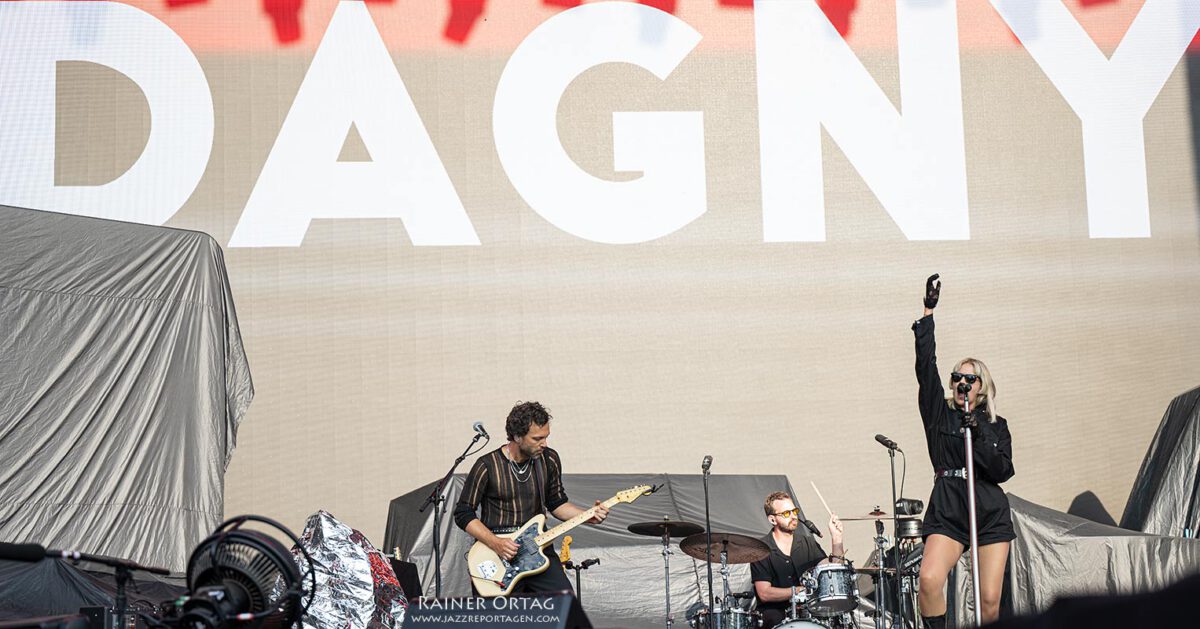Dagny bei den jazz open stuttgart 2026 Dagny mit Band bei den jazz open stuttgart 2026