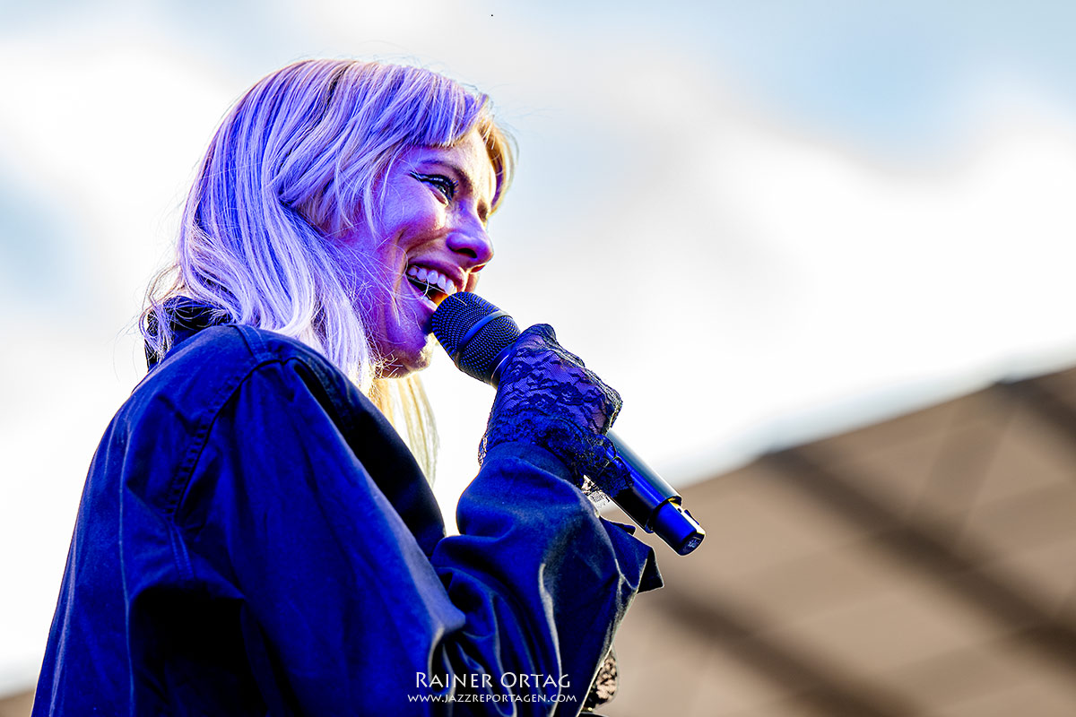 Dagny bei den jazz open stuttgart 2026 Dagny lacht bei den jazz open stuttgart 2026