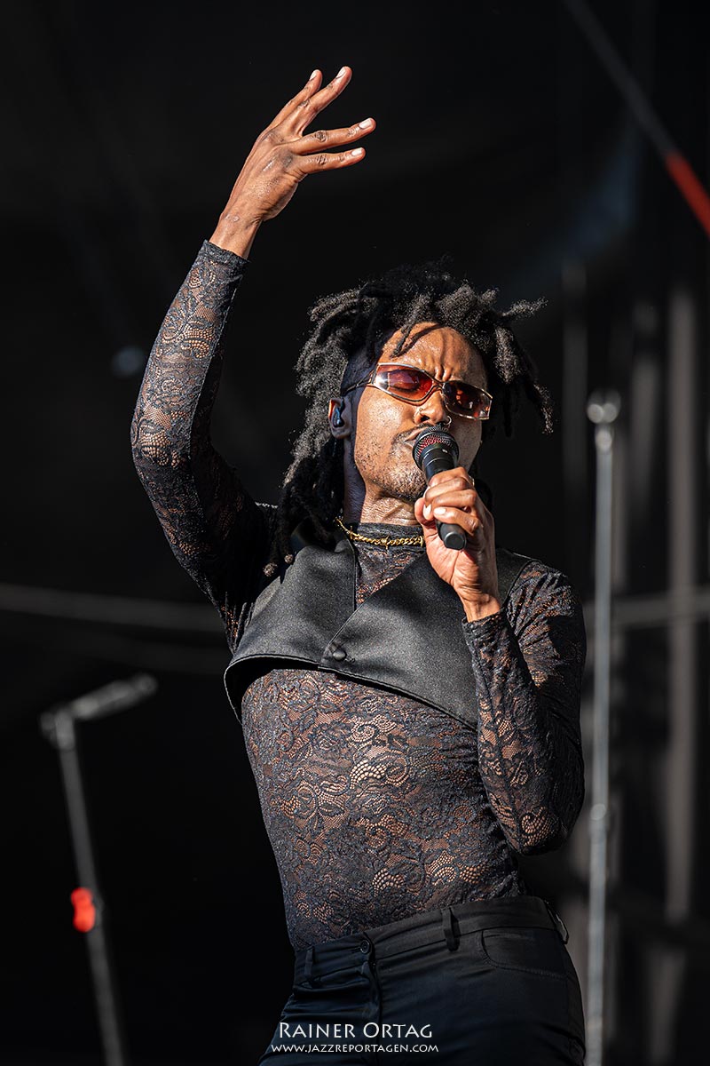 De’Wayne bei den jazz open stuttgart 2026 De'Wayne ausdrucksvoll bei den jazz open stuttgart 2026