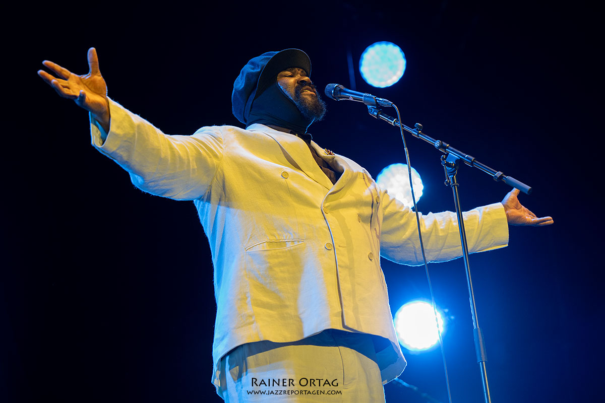 Gregory Porter bei den jazz open Modena 2026 Gregory Porter intensiv bei den jazz open Modena auf der Piazza Roma 2026