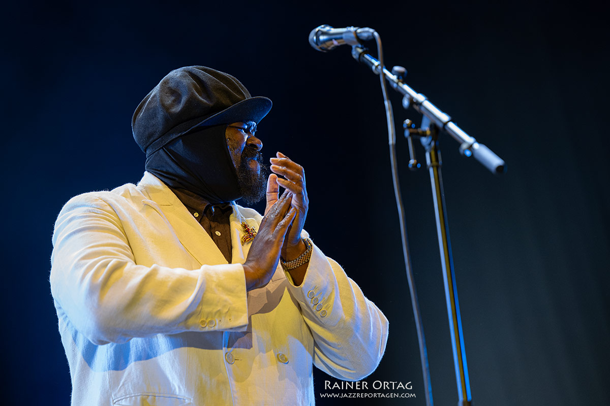 Gregory Porter bei den jazz open Modena 2026 Gregory Porter klatscht in die Hände bei den jazz open Modena auf der Piazza Roma 2026