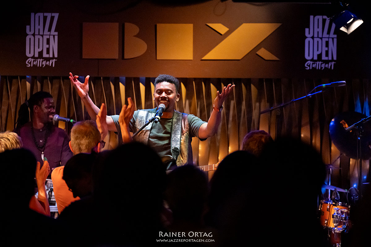 Herve Samb & Band bei den jazz open stuttgart 2026 Herve Samb tanzt mit dem Publikum bei den jazz open stuttgart 2026