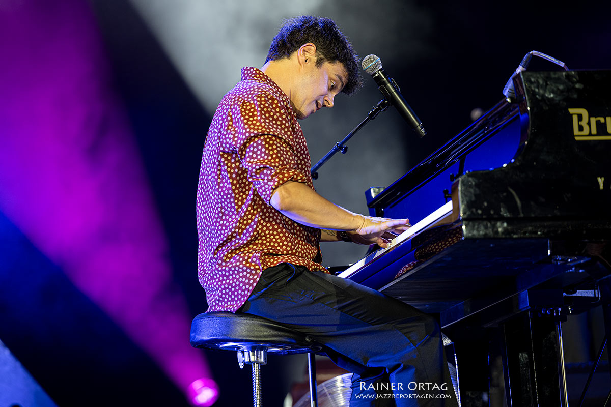 Jamie Cullum bei den jazz open Modena auf der Piazza Roma 2026 Jamie Cullum am Klavier bei den jazz open Modena auf der Piazza Roma 2026