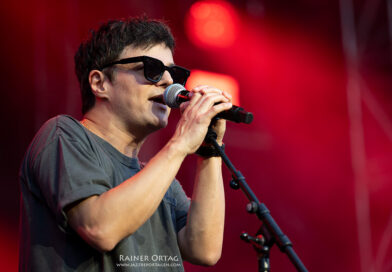 Jamie Cullum am Mikrofon bei den jazz open stuttgart 2026