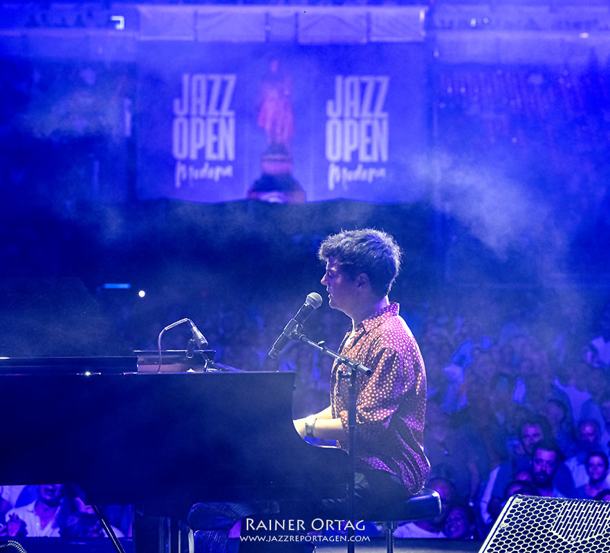 Jamie Cullum bei den jazz open Modena auf der Piazza Roma 2026 Jamie Cullum am Piano bei den jazz open Modena auf der Piazza Roma 2026