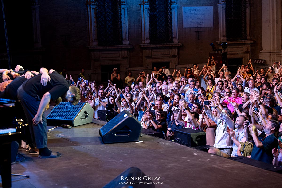 Jamie Cullum bei den jazz open Modena auf der Piazza Roma 2026 Jamie Cullum Band Verbeugung bei den jazz open Modena auf der Piazza Roma 2026
