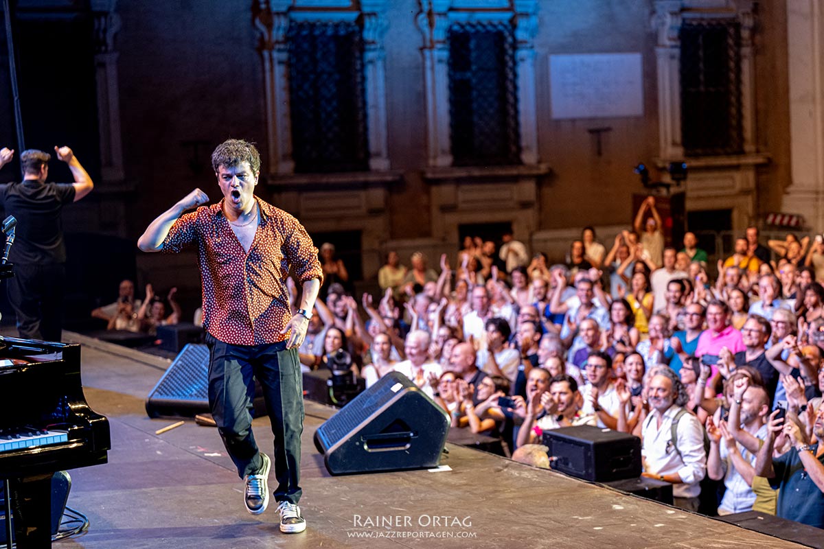 Jamie Cullum bei den jazz open Modena auf der Piazza Roma 2026 Jamie Cullum läuft zum Klavier bei den jazz open Modena auf der Piazza Roma 2026