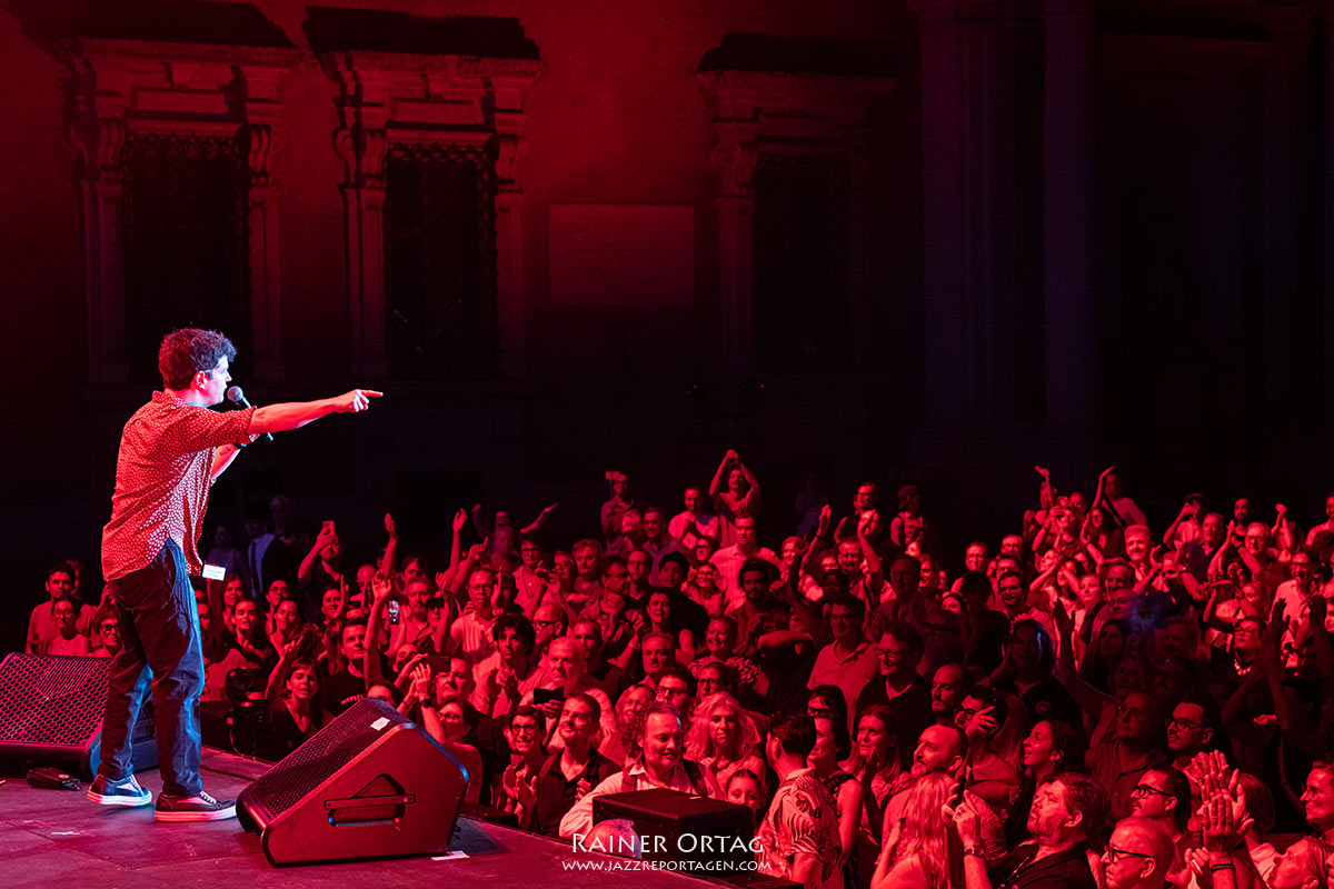 Jamie Cullum bei den jazz open Modena auf der Piazza Roma 2026 Jamie Cullum bei den jazz open Modena auf der Piazza Roma 2026