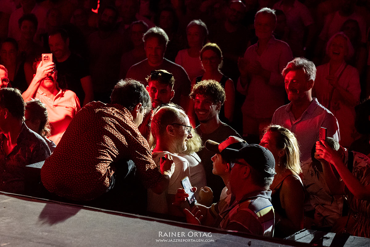 Jamie Cullum bei den jazz open Modena auf der Piazza Roma 2026 Jamie Cullum signiert bei den jazz open Modena auf der Piazza Roma 2026