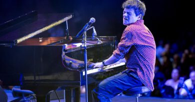 Jamie Cullum spielt Klavier bei den jazz open Modena auf der Piazza Roma 2026
