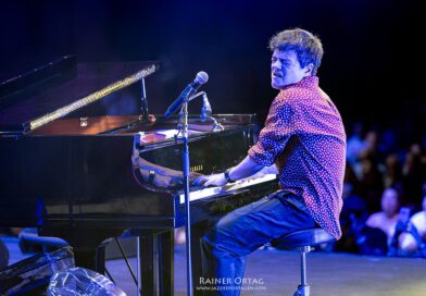 Jamie Cullum spielt Klavier bei den jazz open Modena auf der Piazza Roma 2026