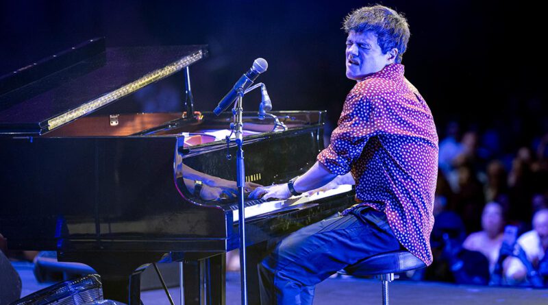 Jamie Cullum spielt Klavier bei den jazz open Modena auf der Piazza Roma 2026