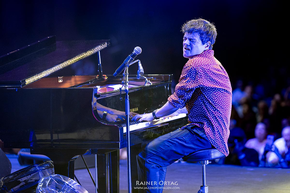 Jamie Cullum bei den jazz open Modena auf der Piazza Roma 2026 Jamie Cullum spielt Klavier bei den jazz open Modena auf der Piazza Roma 2026