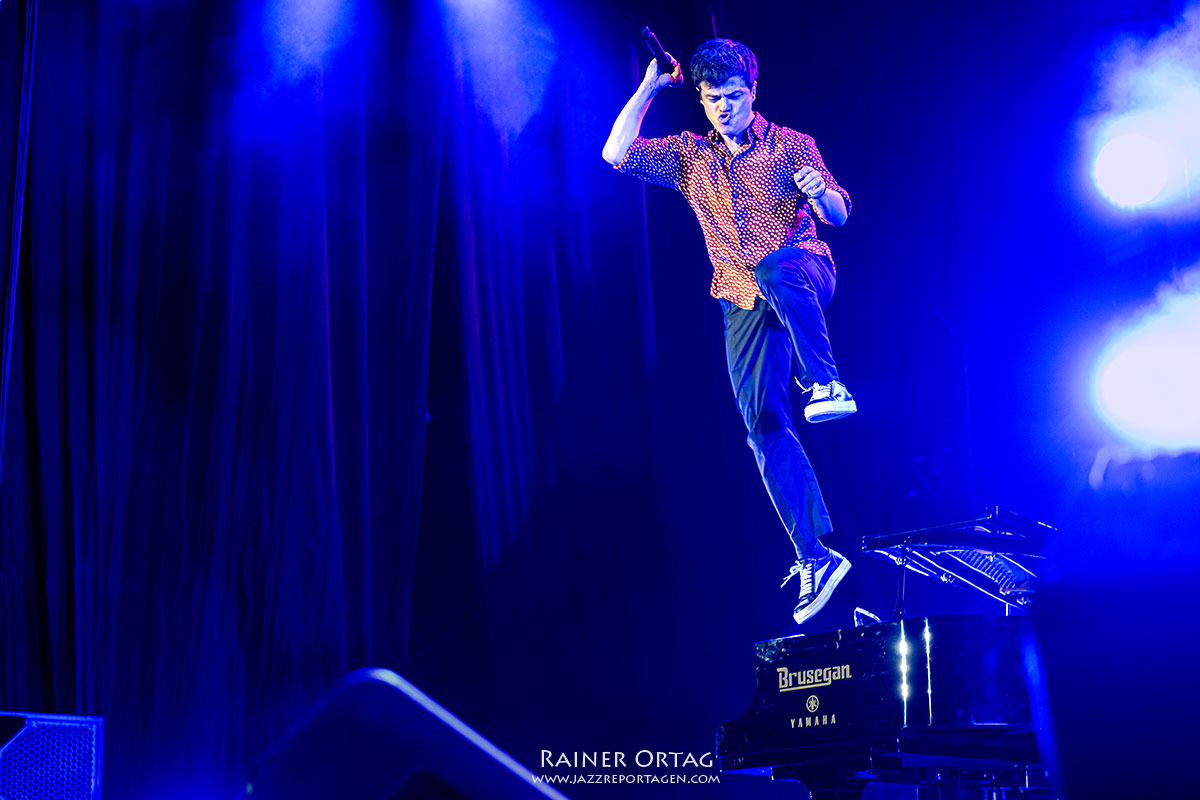 Jamie Cullum bei den jazz open Modena auf der Piazza Roma 2026 Jamie Cullum springt vom Klavier bei den jazz open Modena auf der Piazza Roma 2026