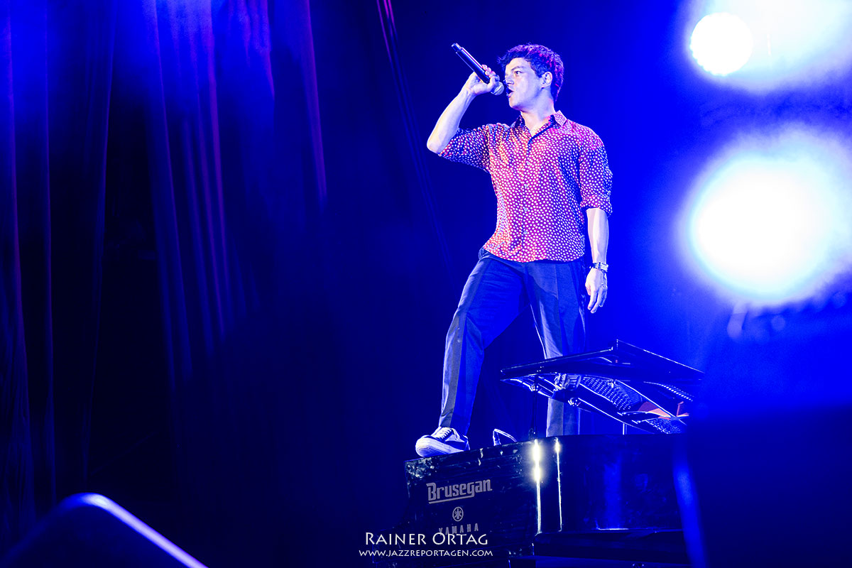 Jamie Cullum bei den jazz open Modena auf der Piazza Roma 2026 Jamie Cullum steht am Klavier bei den jazz open Modena auf der Piazza Roma 2026