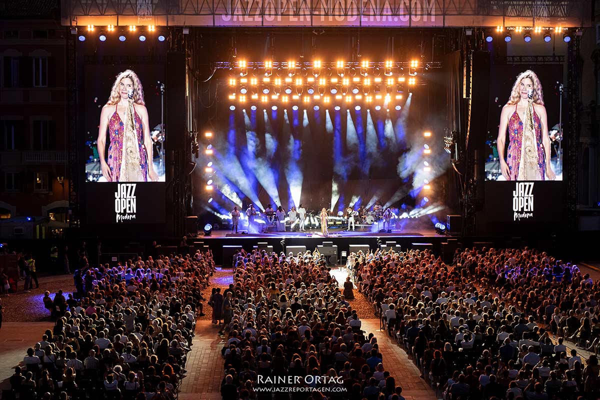 Joss Stone bei den jazz open Modena auf der Piazza Roma 2026 Joss Stone auf der Bühne der Piazza Roma bei den jazz open Modena 2026