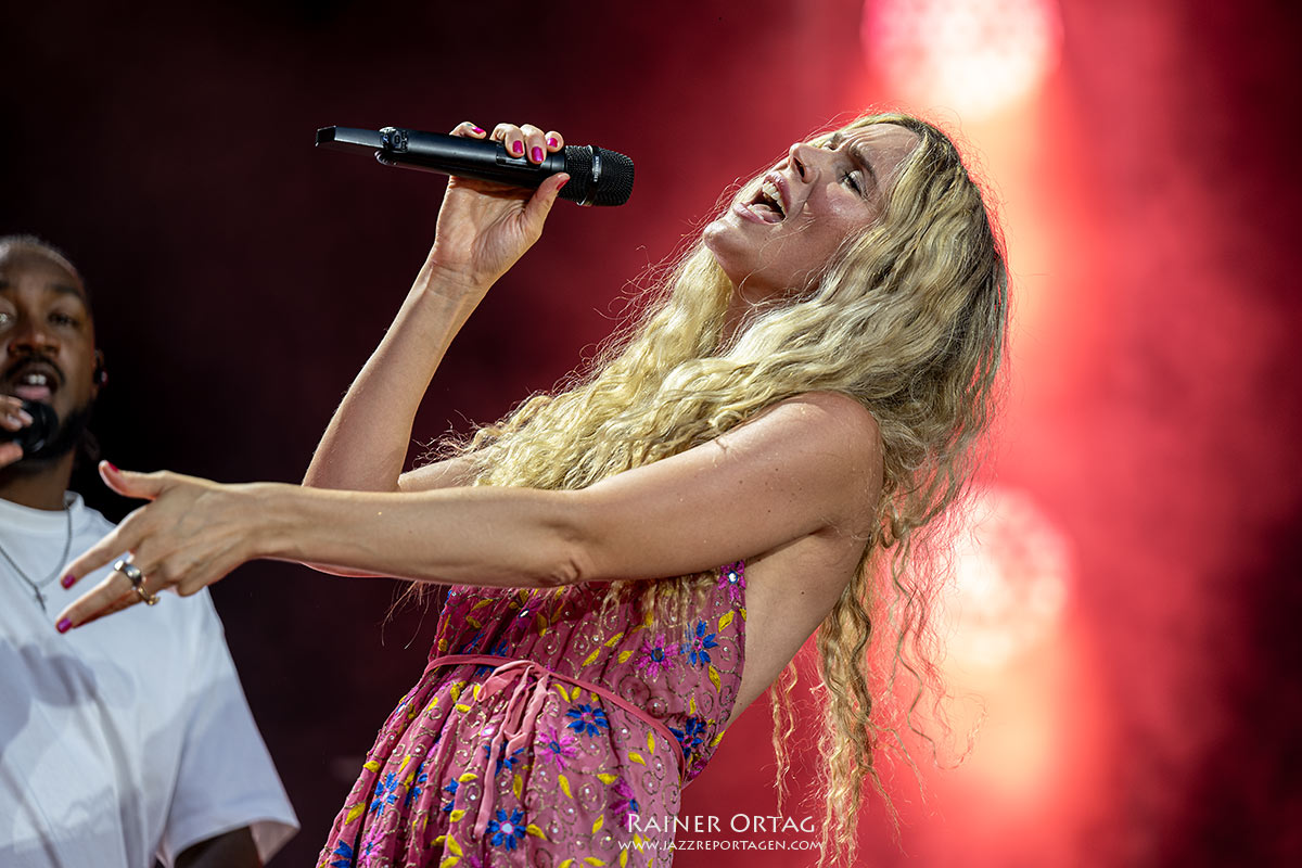 Joss Stone bei den jazz open Modena auf der Piazza Roma 2026 Joss Stone dramatisch bei den jazz open Modena auf der Piazza Roma 2026