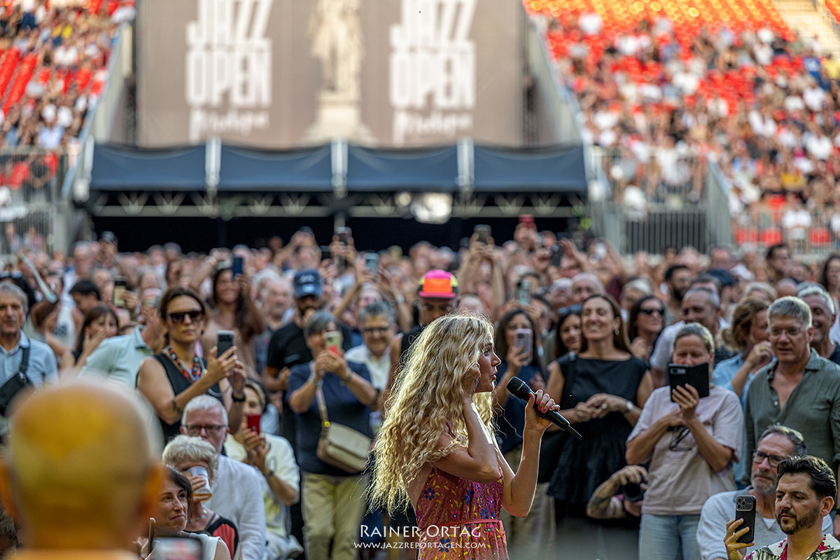 Joss Stone bei den jazz open Modena auf der Piazza Roma 2026 Joss Stone im Publikum bei den jazz open Modena auf der Piazza Roma 2026
