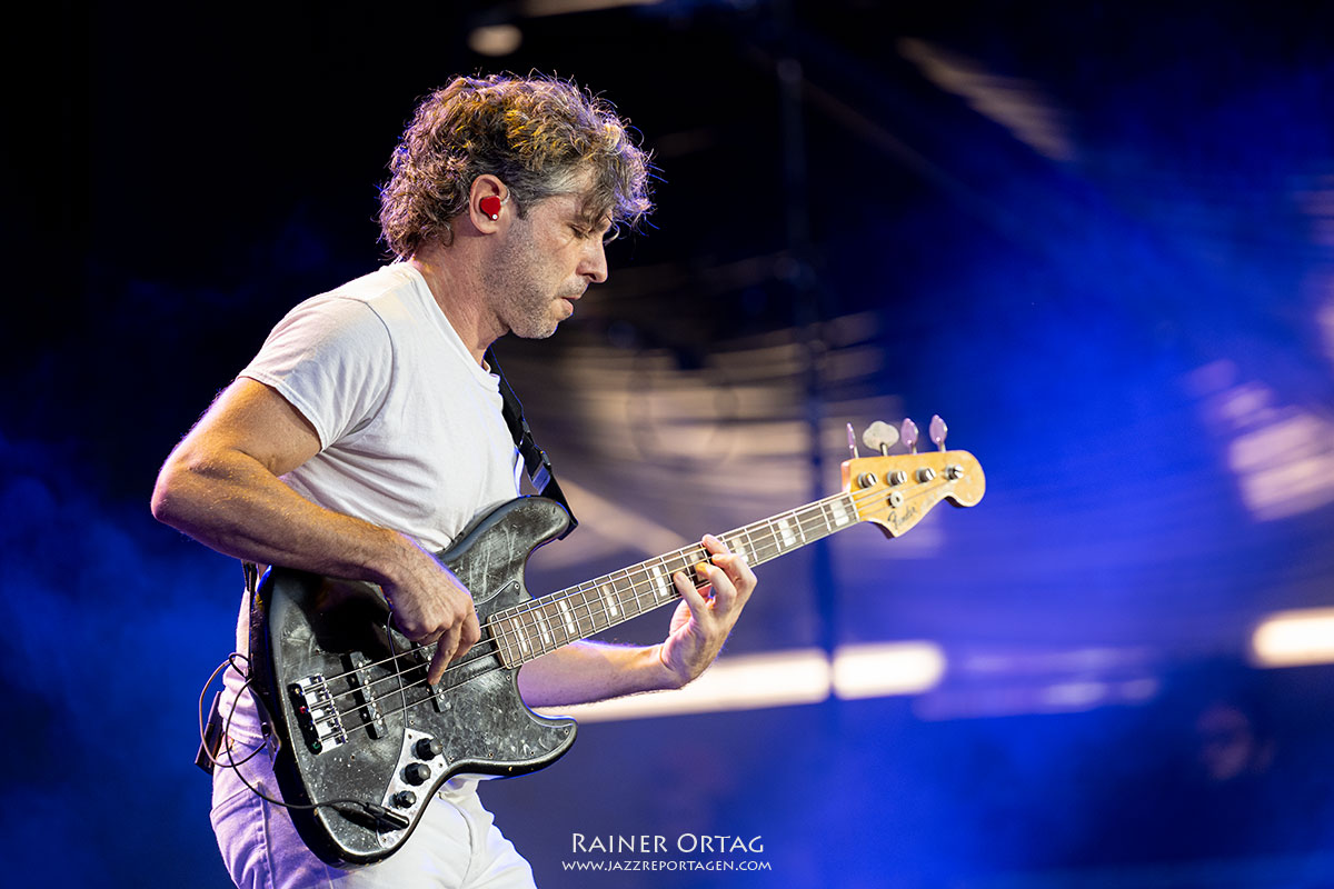 Joss Stone bei den jazz open stuttgart 2026 Joss Stone Bassist Matt Rubano bei den jazz open stuttgart 2026