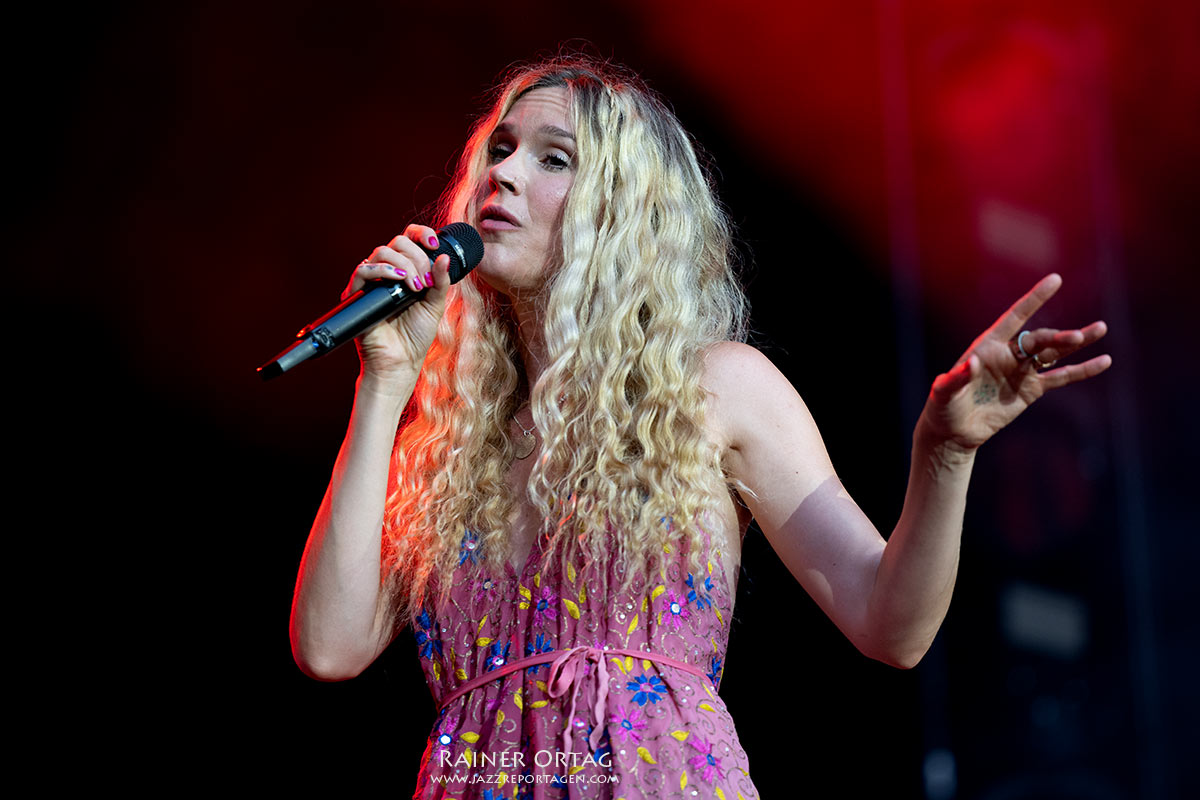 Joss Stone bei den jazz open Modena auf der Piazza Roma 2026 Joss Stone performt bei den jazz open Modena auf der Piazza Roma 2026