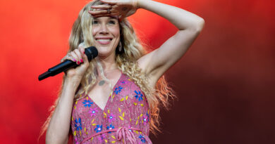 Joss Stone lacht ins Publikum bei den jazz open Modena auf der Piazza Roma 2026