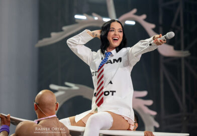 Katy Perry am Surfbrett bei den jazz open stuttgart 2026