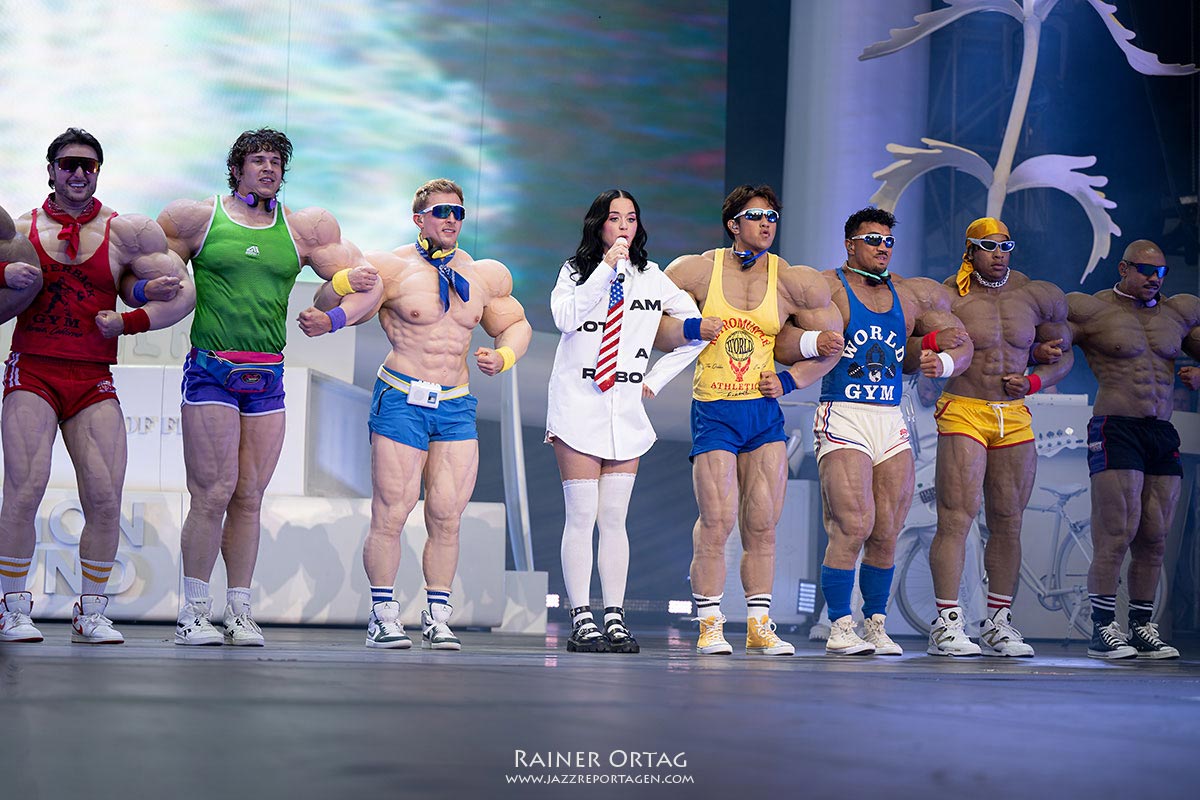 Katy Perry bei den jazz open stuttgart 2026 Katy Perry mit Muskelmaennern bei den jazz open stuttgart 2026