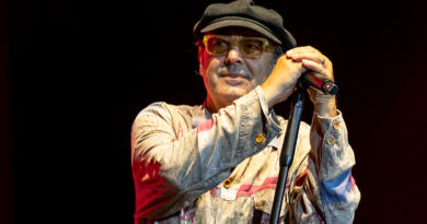 Luca Carboni sieht in die Menge bei den jazz open Modena auf der Piazza Roma 2026