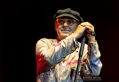 Luca Carboni sieht in die Menge bei den jazz open Modena auf der Piazza Roma 2026