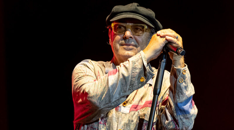 Luca Carboni sieht in die Menge bei den jazz open Modena auf der Piazza Roma 2026