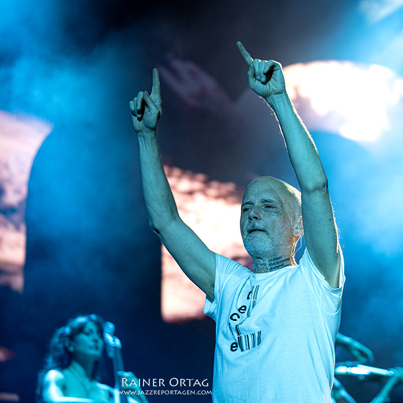 Moby bei den jazz open Modena auf der Piazza Roma 2026 Moby hebt die Haende bei den jazz open Modena auf der Piazza Roma 2026