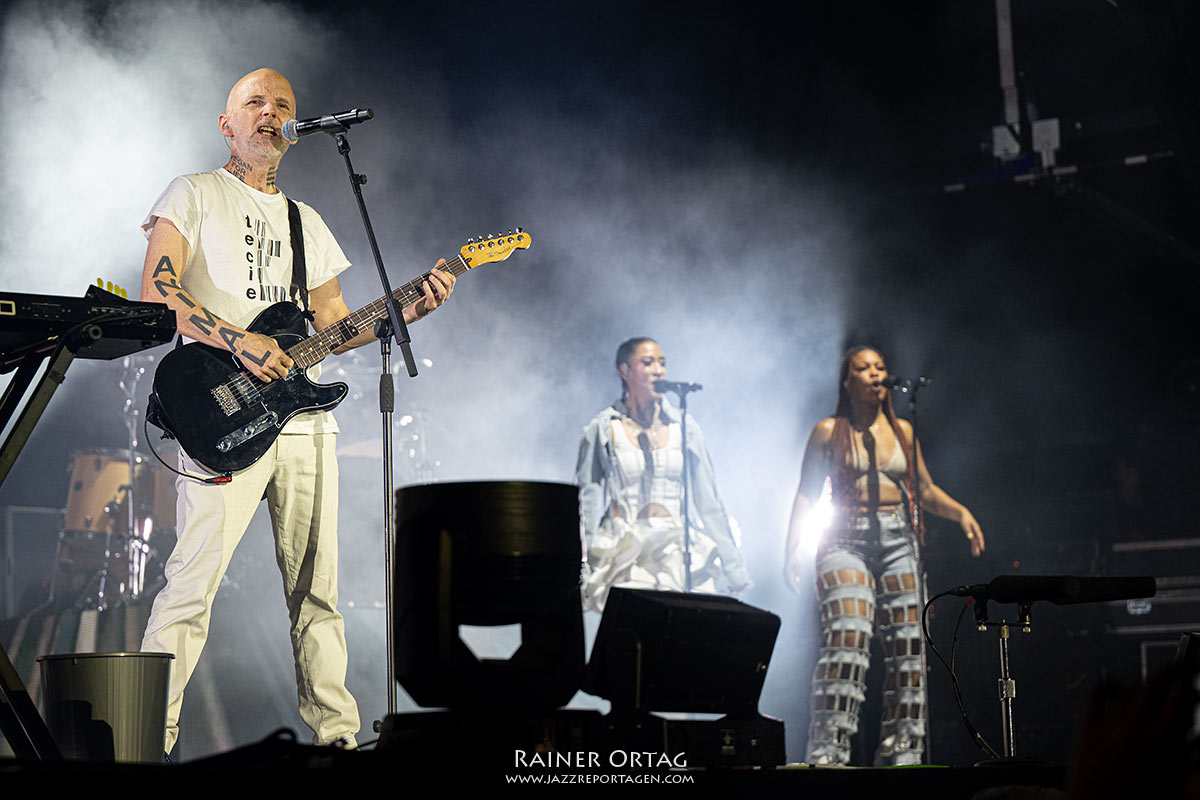 Moby bei den jazz open Modena auf der Piazza Roma 2026 Moby und Sängerinnen bei den jazz open Modena auf der Piazza Roma 2026