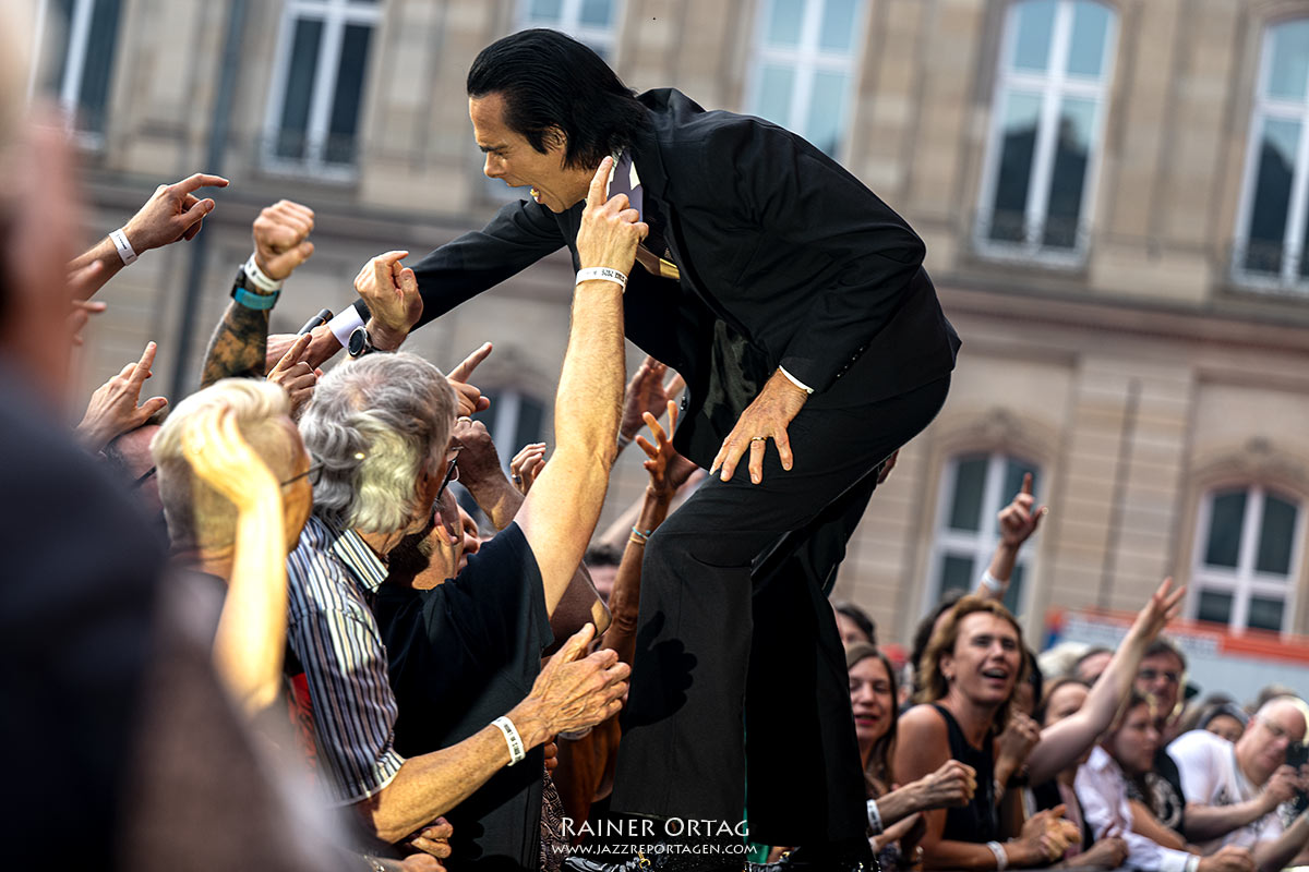 Nick Cave & The Bad Seeds – jazz open stuttgart 2026 Nick Cave und Publikum am Schlossplatz bei den jazz open stuttgart 2026