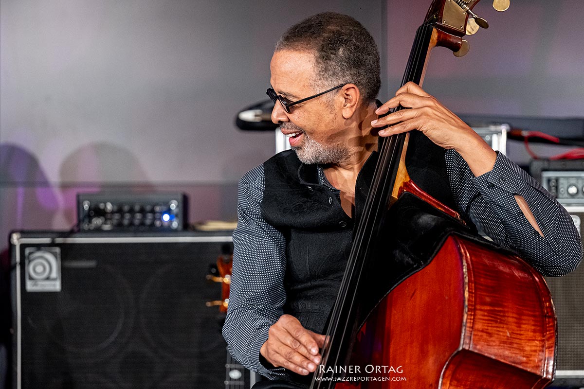 Stanley Clarke am Bass bei den jazz open stuttgart 2026 Stanley Clarke am Bass bei den jazz open stuttgart 2026