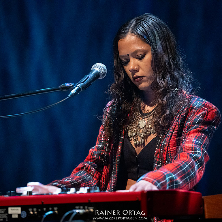 Tara Lily an den Keys im Theaterhaus Stuttgart 2026