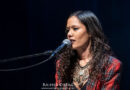 Tara Lily moderiert ihren Duo-Auftritt im Theaterhaus Stuttgart 2026