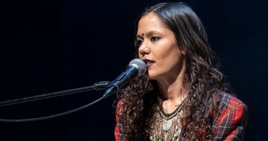 Tara Lily moderiert ihren Duo-Auftritt im Theaterhaus Stuttgart 2026