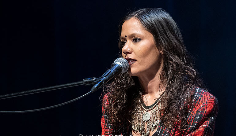 Tara Lily moderiert ihren Duo-Auftritt im Theaterhaus Stuttgart 2026