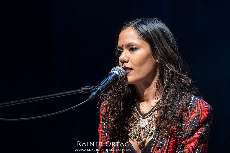 Tara Lily moderiert ihren Duo-Auftritt im Theaterhaus Stuttgart 2026