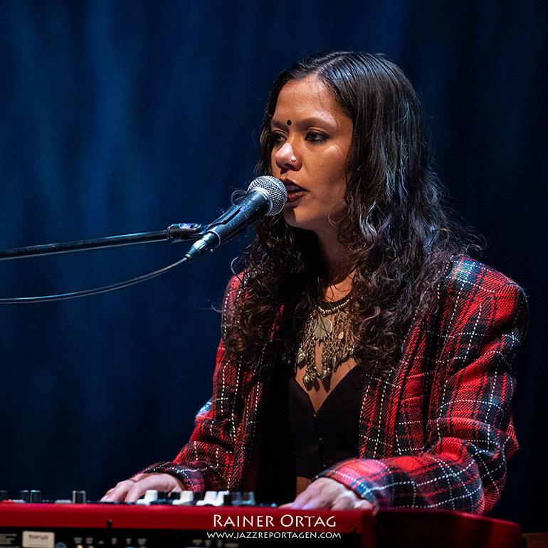 Tara Lily singt und spielt bei den Jazztagen im Theaterhaus Stuttgart 2026