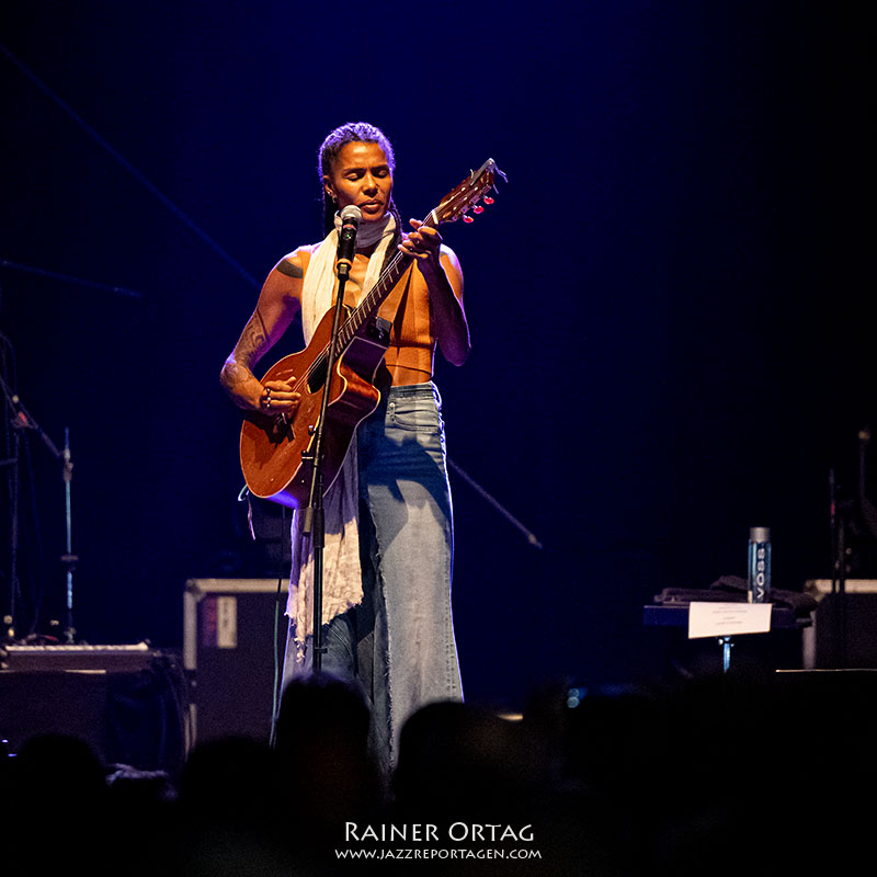 Ayo beim Winterbach Zeltspektakel 2026 Ayo mit Gitarre und Gesang beim Winterbach Zeltspektakel 2026