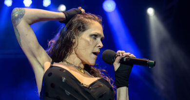 Beth Hart am Mikro beim Winterbach Zeltspektakel 2026