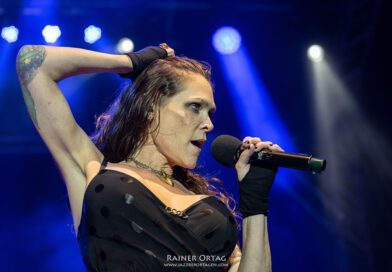 Beth Hart am Mikro beim Winterbach Zeltspektakel 2026